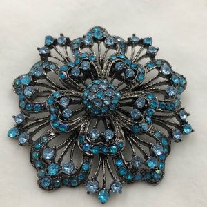 Vintage blue rhinestone flower brooch.